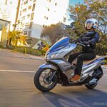 Honda PCX 2022 chega com novas cores e grafismos 10