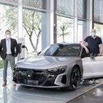Cliente e executivos da Audi – RS e-tron GT