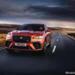 10. Jaguar F-PACE SVR_22MY_visão frontal estrada