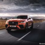 12. Jaguar F-PACE SVR_22MY_visão frontal estrada (2)