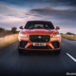 15. Jaguar F-PACE SVR_22MY_visão totalmente frontal estrada