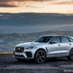2. Jaguar F-PACE SVR 22MY_visão frontal e lateral com paisagem