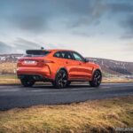 36. Jaguar F-PACE SVR_22MY_Visão traseira lateral