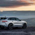 6. Jaguar F-PACE SVR 22MY_visão traseira e lateral com paisagem