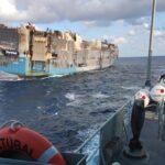 Navio cargueiro que pegou fogo em fevereiro afundou enquanto era rebocado