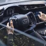 SUV-eletrico-Lexus-RZ-tera-manche-no-lugar-do-volante-1