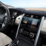 13.-Land-Rover-Discovery-2023_Interior_Volante-e-Painel