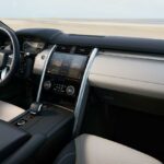 14.-Land-Rover-Discovery-2023_Interior_Volante-e-Painel