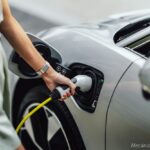 1. JLR E VIBRA_Carro elétrico sendo carregado