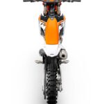 438436_250 SX-F MY23_Rear-above_MY23_01 Studio