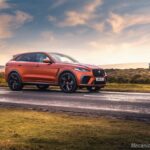 7. Jaguar F-PACE SVR_visão lateral estrada