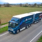 40 Tonnen Gesamtgewicht: batterieelektrischer eActros fährt jetzt mit Anhänger im NordschwarzwaldGross total weight of 40 tons: the battery-powered eActros now on the road in the northern Black Forest with a trailer