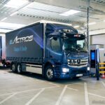 40 Tonnen Gesamtgewicht: batterieelektrischer eActros fährt jetzt mit Anhänger im Nordschwarzwald
Gross total weight of 40 tons: the battery-powered eActros now on the road in the northern Black Forest with a trailer