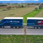 40 Tonnen Gesamtgewicht: batterieelektrischer eActros fährt jetzt mit Anhänger im Nordschwarzwald
Gross total weight of 40 tons: the battery-powered eActros now on the road in the northern Black Forest with a trailer