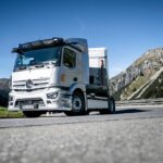 Elektrische Sattelzugmaschine im Höhenflug: 40-Tonner mit Stern überquert Arlbergpass in TirolElectric semitrailer tractor in the Alps: 40-tons eActros crosses the Arlberg Pass in Tyrol