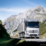 Elektrische Sattelzugmaschine im Höhenflug: 40-Tonner mit Stern überquert Arlbergpass in TirolElectric semitrailer tractor in the Alps: 40-tons eActros crosses the Arlberg Pass in Tyrol