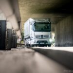 Elektrische Sattelzugmaschine im Höhenflug: 40-Tonner mit Stern überquert Arlbergpass in TirolElectric semitrailer tractor in the Alps: 40-tons eActros crosses the Arlberg Pass in Tyrol