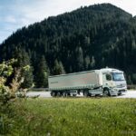 Elektrische Sattelzugmaschine im Höhenflug: 40-Tonner mit Stern überquert Arlbergpass in TirolElectric semitrailer tractor in the Alps: 40-tons eActros crosses the Arlberg Pass in Tyrol