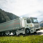 Elektrische Sattelzugmaschine im Höhenflug: 40-Tonner mit Stern überquert Arlbergpass in TirolElectric semitrailer tractor in the Alps: 40-tons eActros crosses the Arlberg Pass in Tyrol