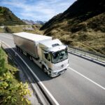 Elektrische Sattelzugmaschine im Höhenflug: 40-Tonner mit Stern überquert Arlbergpass in TirolElectric semitrailer tractor in the Alps: 40-tons eActros crosses the Arlberg Pass in Tyrol