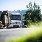 Elektrische Sattelzugmaschine im Höhenflug: 40-Tonner mit Stern überquert Arlbergpass in TirolElectric semitrailer tractor in the Alps: 40-tons eActros crosses the Arlberg Pass in Tyrol