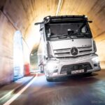 Elektrische Sattelzugmaschine im Höhenflug: 40-Tonner mit Stern überquert Arlbergpass in TirolElectric semitrailer tractor in the Alps: 40-tons eActros crosses the Arlberg Pass in Tyrol