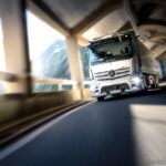 Elektrische Sattelzugmaschine im Höhenflug: 40-Tonner mit Stern überquert Arlbergpass in TirolElectric semitrailer tractor in the Alps: 40-tons eActros crosses the Arlberg Pass in Tyrol