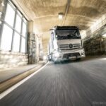 Elektrische Sattelzugmaschine im Höhenflug: 40-Tonner mit Stern überquert Arlbergpass in TirolElectric semitrailer tractor in the Alps: 40-tons eActros crosses the Arlberg Pass in Tyrol
