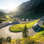 Elektrische Sattelzugmaschine im Höhenflug: 40-Tonner mit Stern überquert Arlbergpass in TirolElectric semitrailer tractor in the Alps: 40-tons eActros crosses the Arlberg Pass in Tyrol