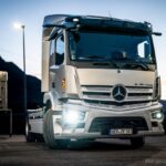 Elektrische Sattelzugmaschine im Höhenflug: 40-Tonner mit Stern überquert Arlbergpass in TirolElectric semitrailer tractor in the Alps: 40-tons eActros crosses the Arlberg Pass in Tyrol