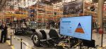 Tarcisio Dias durante visita na fábrica da Mercedes-Benz – 2023 – Ônibus elétrico – (5)