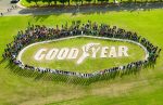 Funcionários da Goodyear celebrando o cinquentenário da fábrica em americana (SP)