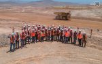 Equipe-Glencore-e-Komatsu-comemoram-implantacao-de-AHS-na-mina-de-cobre-Lomas-Bayas-no-Chile