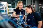 How the BMW Group is attracting women to STEM careers – Mulher mecânica (5)