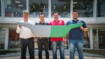 Colaboradores da Scania apresentam grade frontam de caminhão feita de plástico reciclado