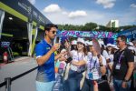 Estudantes com o brasileiro Lucas Di Grassi, piloto da Lola Yamaha – Luna Cofré CFA