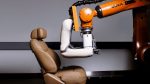 JLR, assentos automotivos, testes automatizados, robôs industriais, conforto veicular, SUVs de luxo, KUKA Occubot – 2