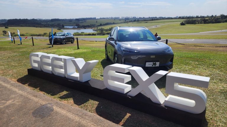 Geely estreia no Brasil com EX5 e aposta em rede nacional de concessionárias